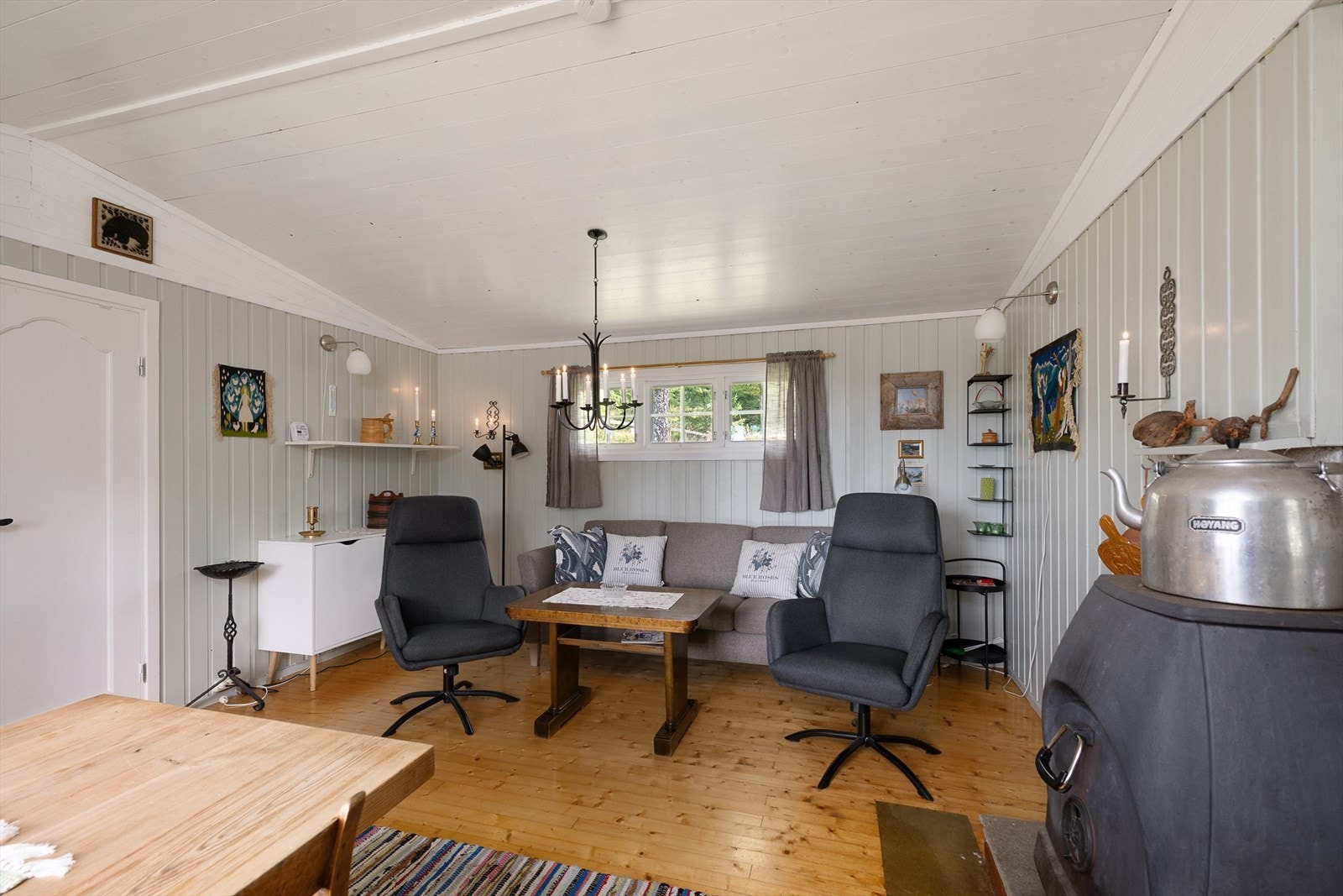 Stuen har koblede vinduer. Galleribilde