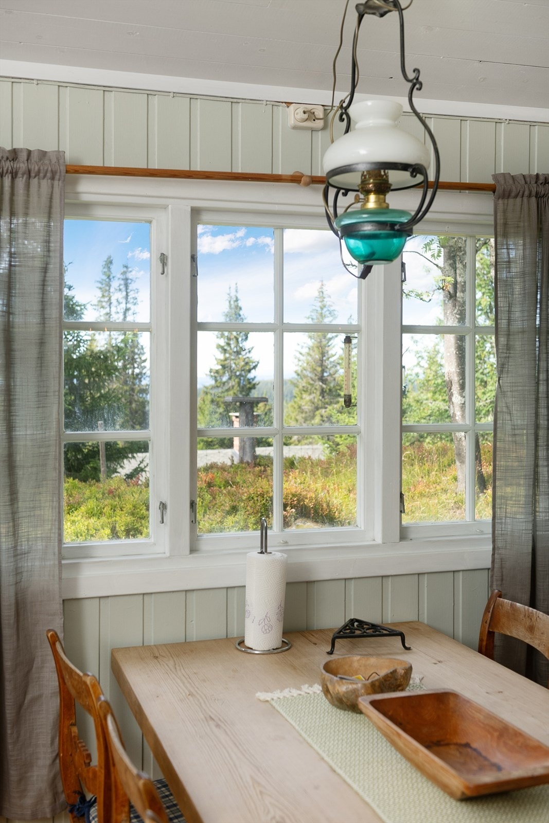 Tett på naturen! Hytta ligger nærmest helt skjermet for direkte innsyn. Ca 5-6 minutter å gå fra parkering hele året, langs sti. Fredelige og rolige omgivelser. Galleribilde