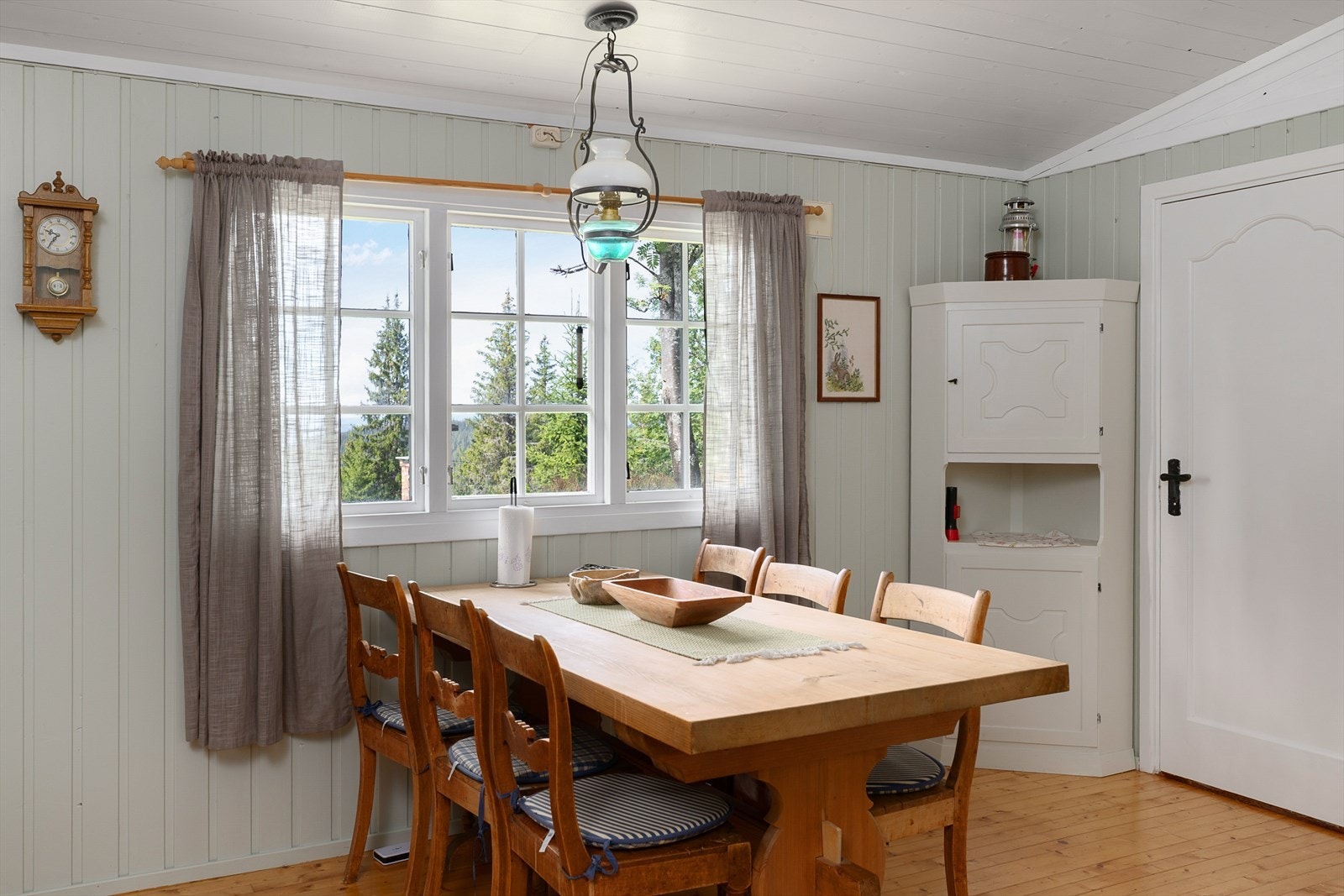 Fint lys inn over spisebordet. Galleribilde