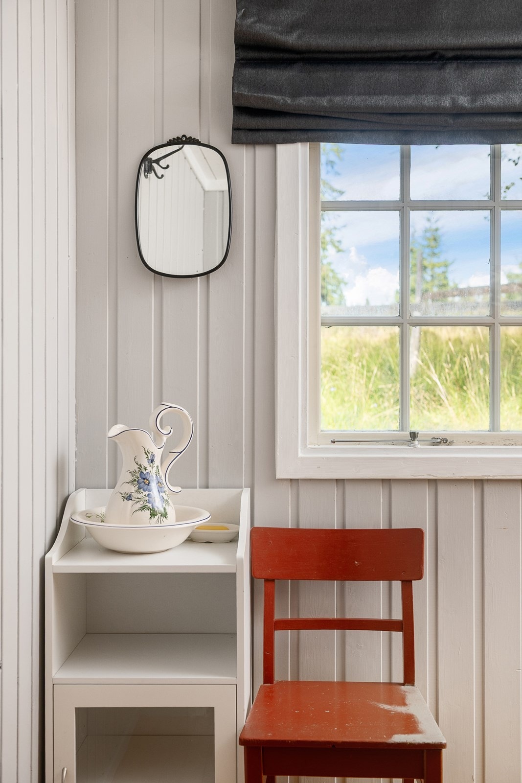 Hyggelige omgivelser utenfor soveromsvinduet. Galleribilde