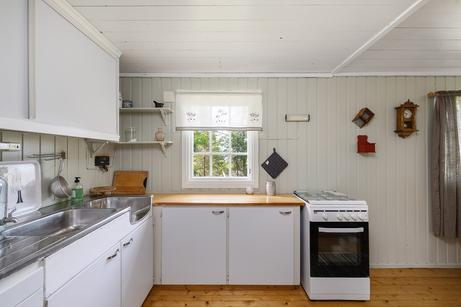 Kjøkkenet har godt med benkeplass og naturlig ventilasjon via ventil i yttervegg. Galleribilde