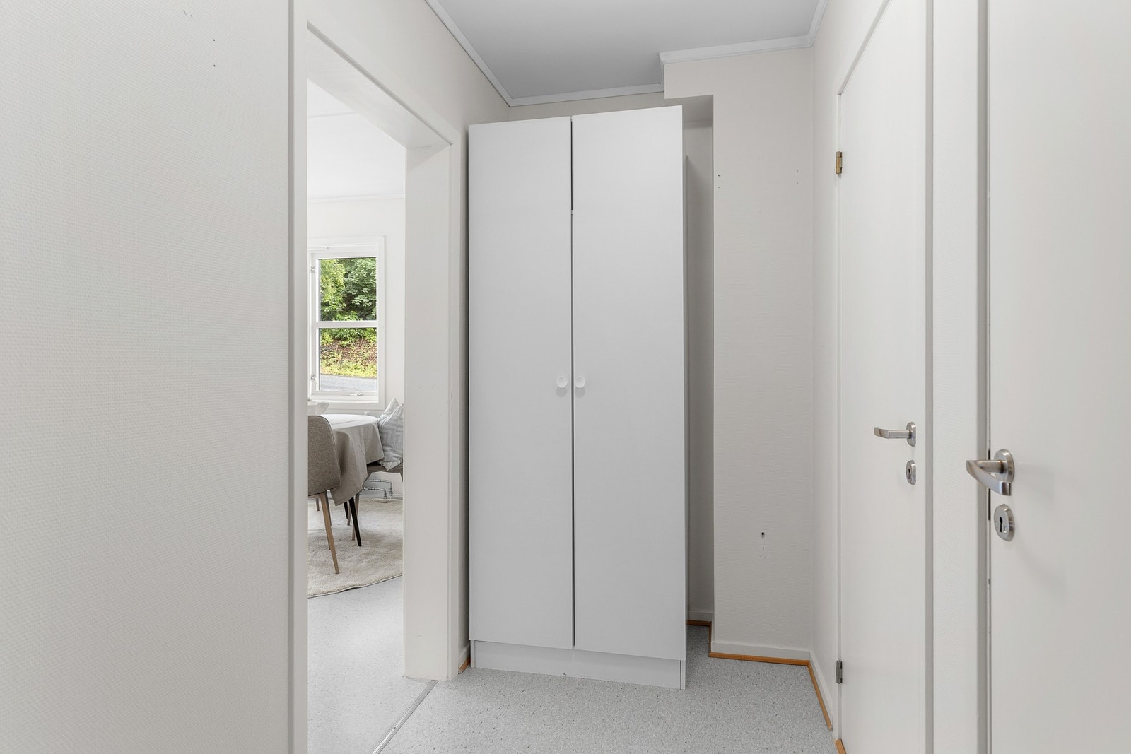 Gode oppbevaringsmuligheter i entréen. Galleribilde