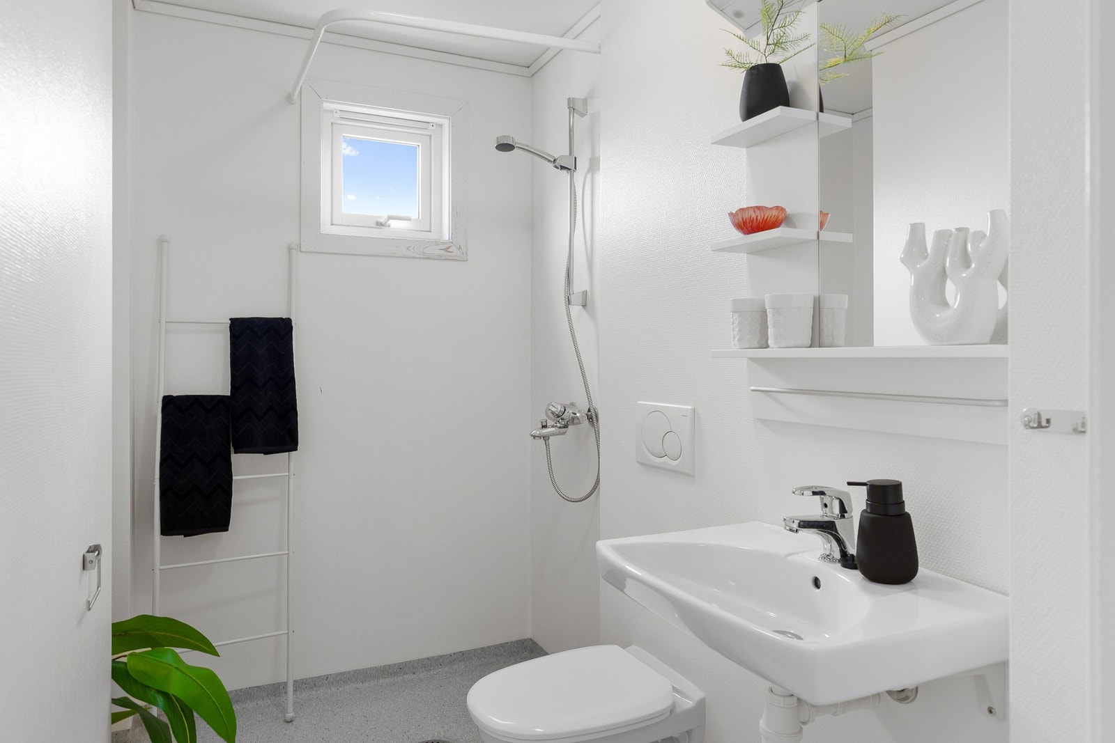 Badet er på 3,5 kvm og med varmekabler i gulvet. Galleribilde