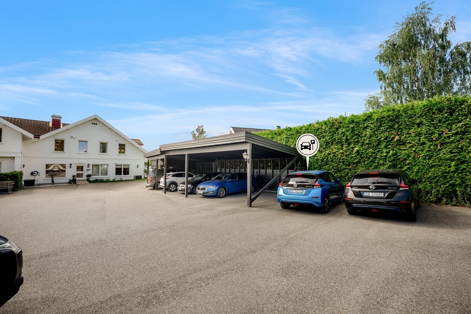 Parkering på felles gårdsplass for sameiet. Galleribilde