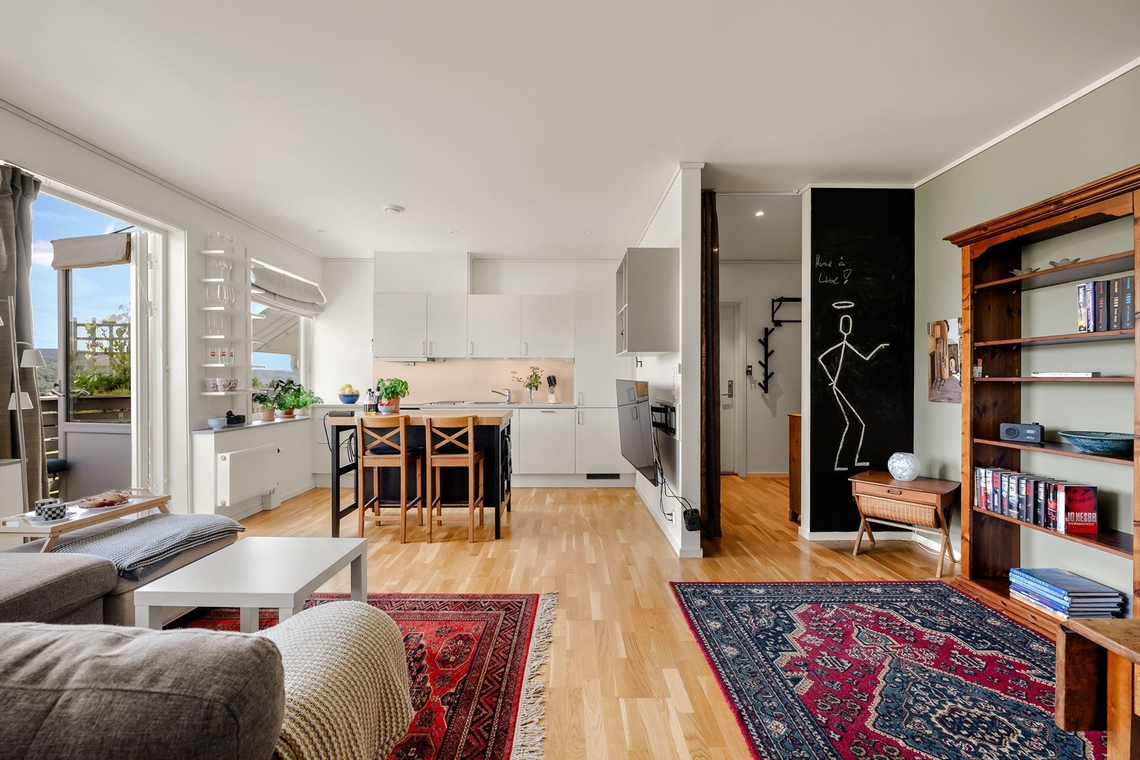 Store vindusflater og utgang til balkong slipper inn rikelig med naturlig lys. Galleribilde