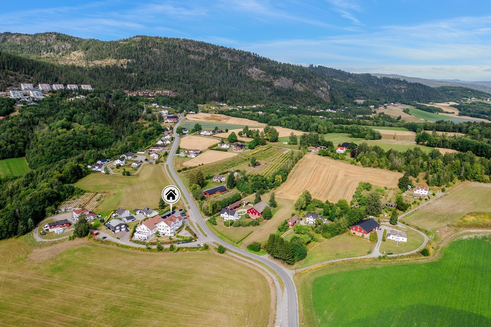 Eiendommen ligger i et etablert og landlig område i Lier kommune. Galleribilde