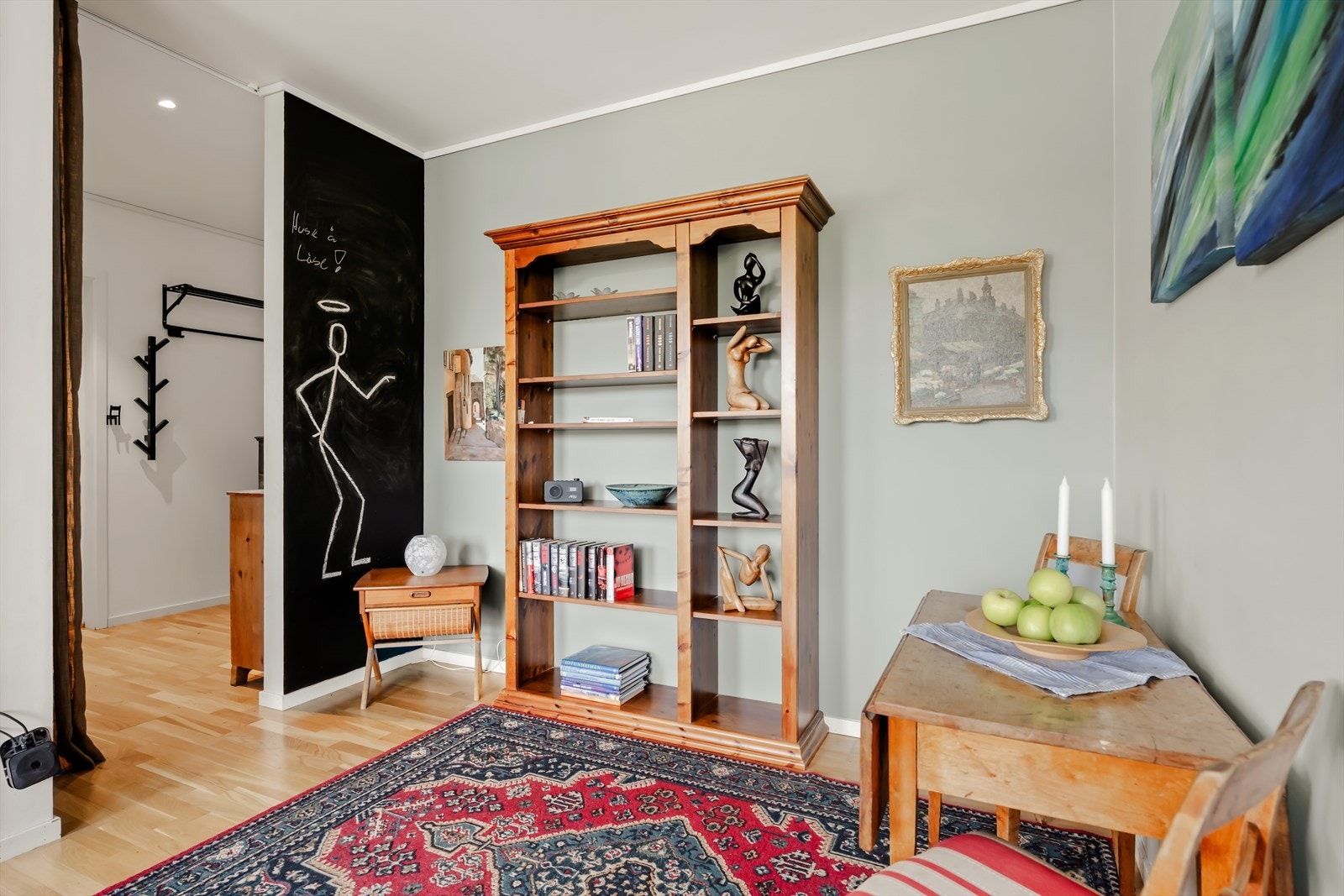 Oppvarming via radiatorer tilknyttet felles luft-til-vann varmepumpe. Galleribilde