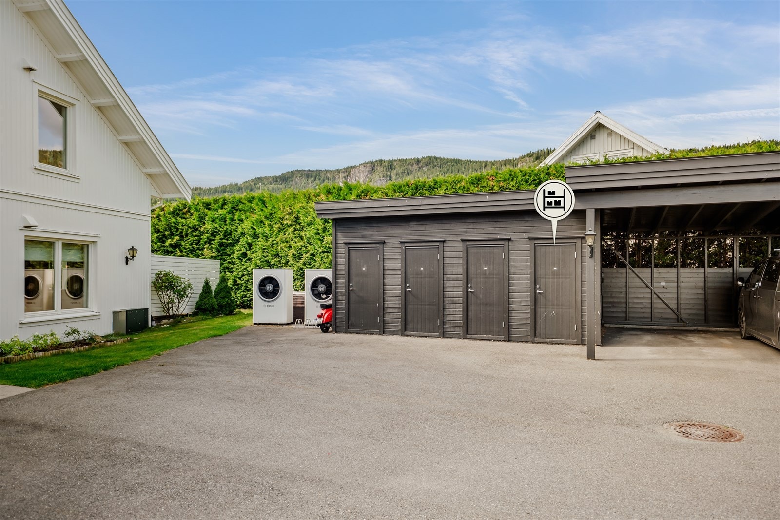 Til leiligheten følger en ekstern sportsbod i tilknytning til carportanlegget. Galleribilde