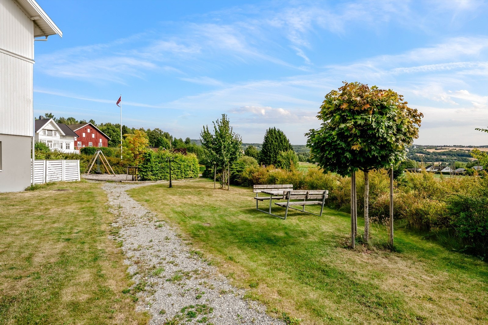 Sameiet har pent opparbeidede fellesarealer med gressplen og beplantning. Galleribilde
