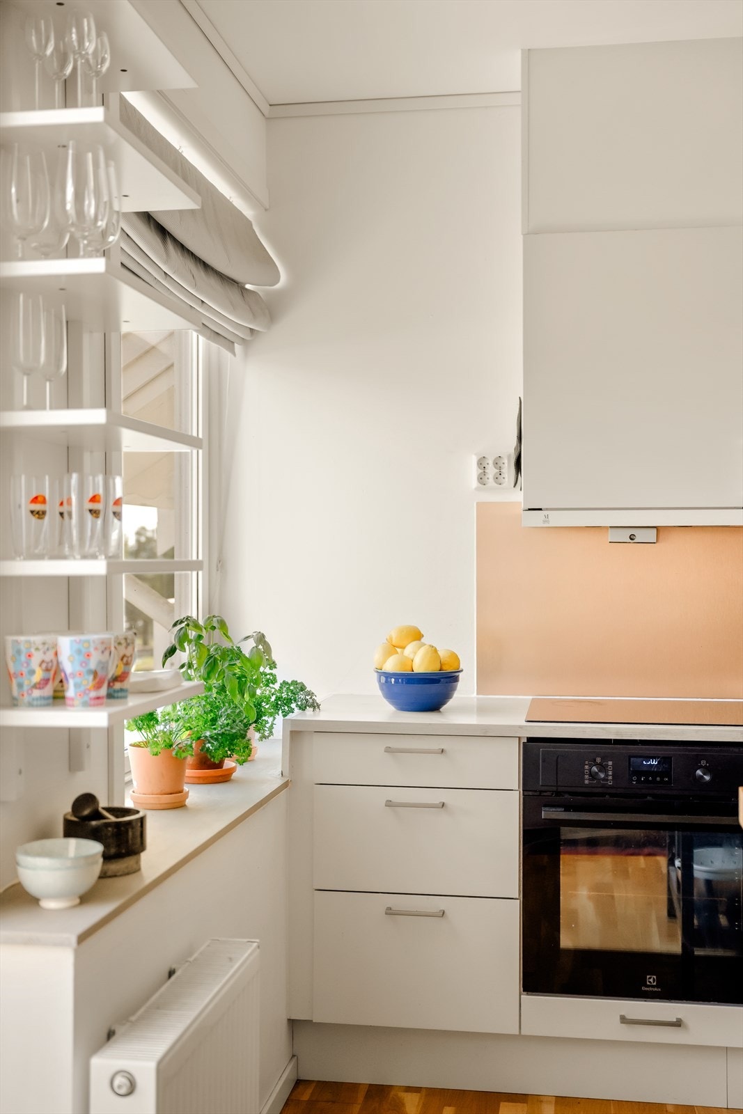 Kjøkkenventilator med avtrekk ut sikrer godt inneklima under matlaging. Galleribilde