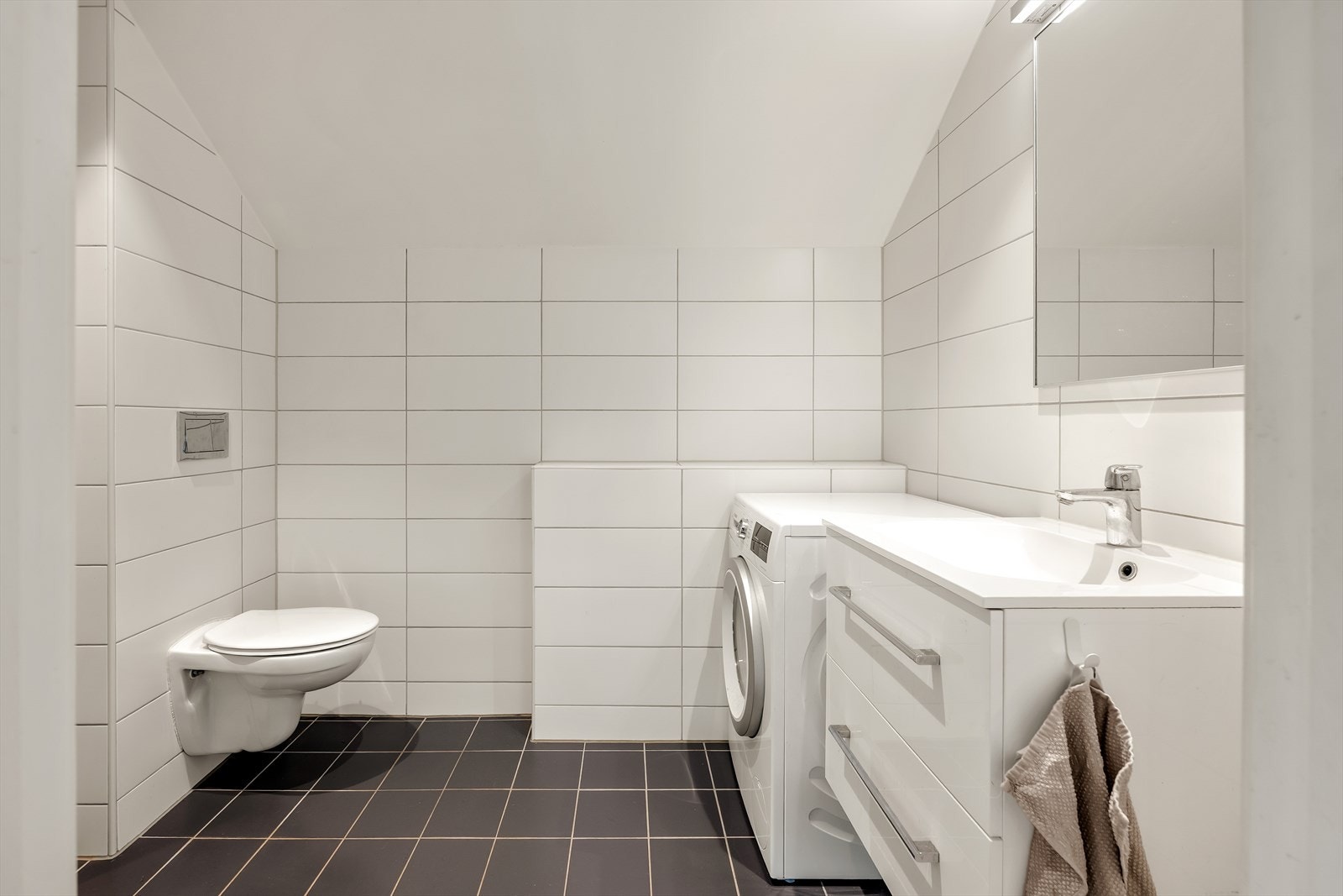 Badet har opplegg for vaskemaskin og er utstyrt med balansert ventilasjon. Galleribilde