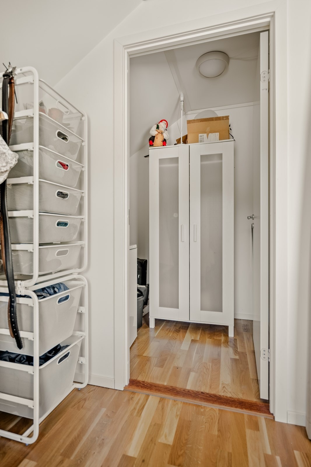 Praktisk innvendig bod gir god lagringsplass i leiligheten. Galleribilde