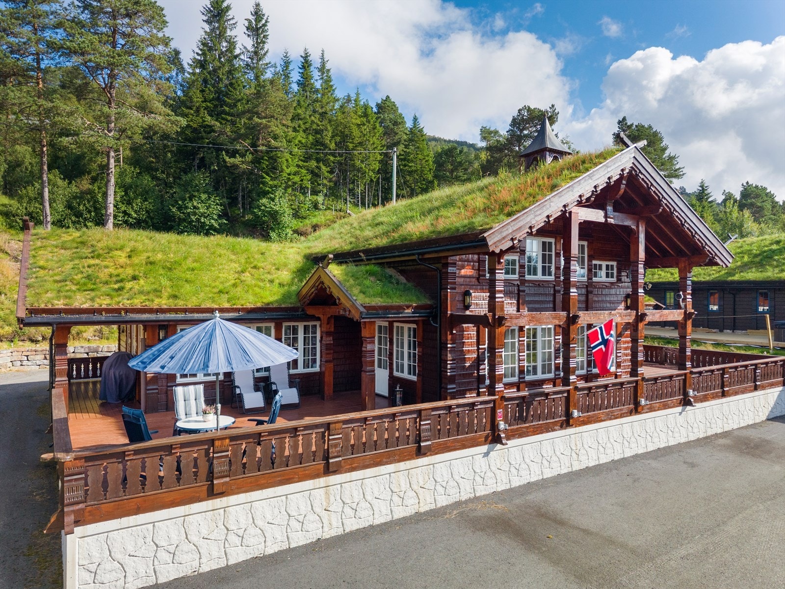 Eiendommen har en flott beliggenhet på Kvamskogen i naturskjønne og rolige omgivelser med flott utsikt over fjellområdet. Galleribilde