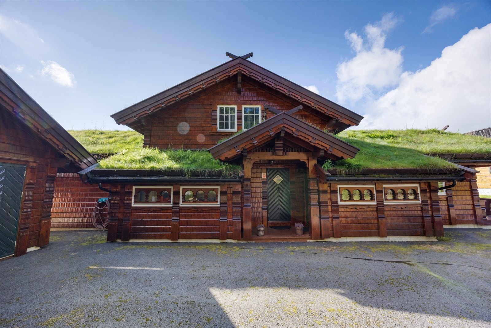 Utvendig er hytten et smykke i seg selv med alle de flotte detaljene. Galleribilde