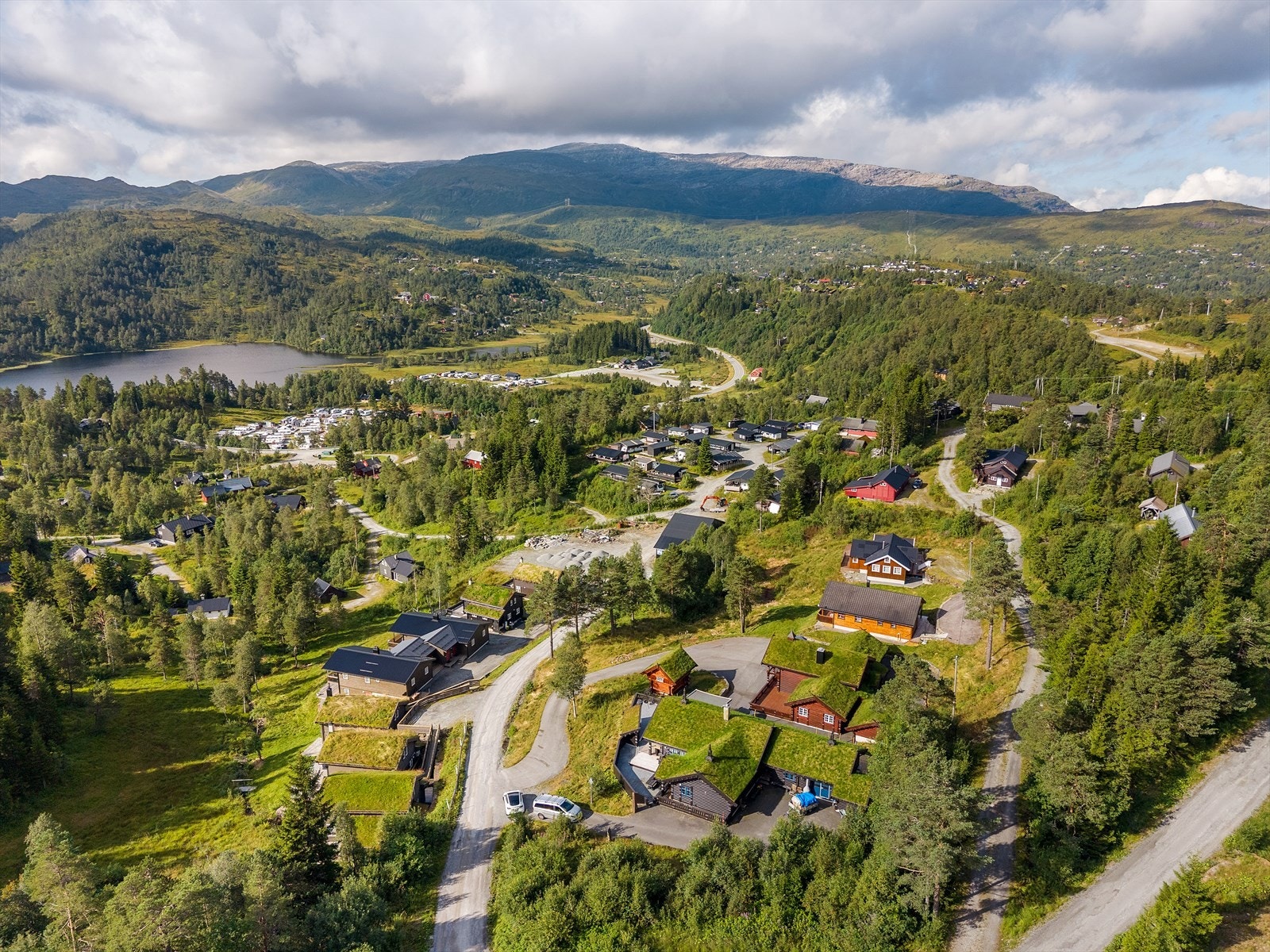 Fra Kvamskogen er det kort vei ned til Norheimsund og Øystese som kan by på et rikt utvalg av butikker, spisesteder, golf, bowling, Hardangerbadet og flotte offentlige badestrender. Galleribilde