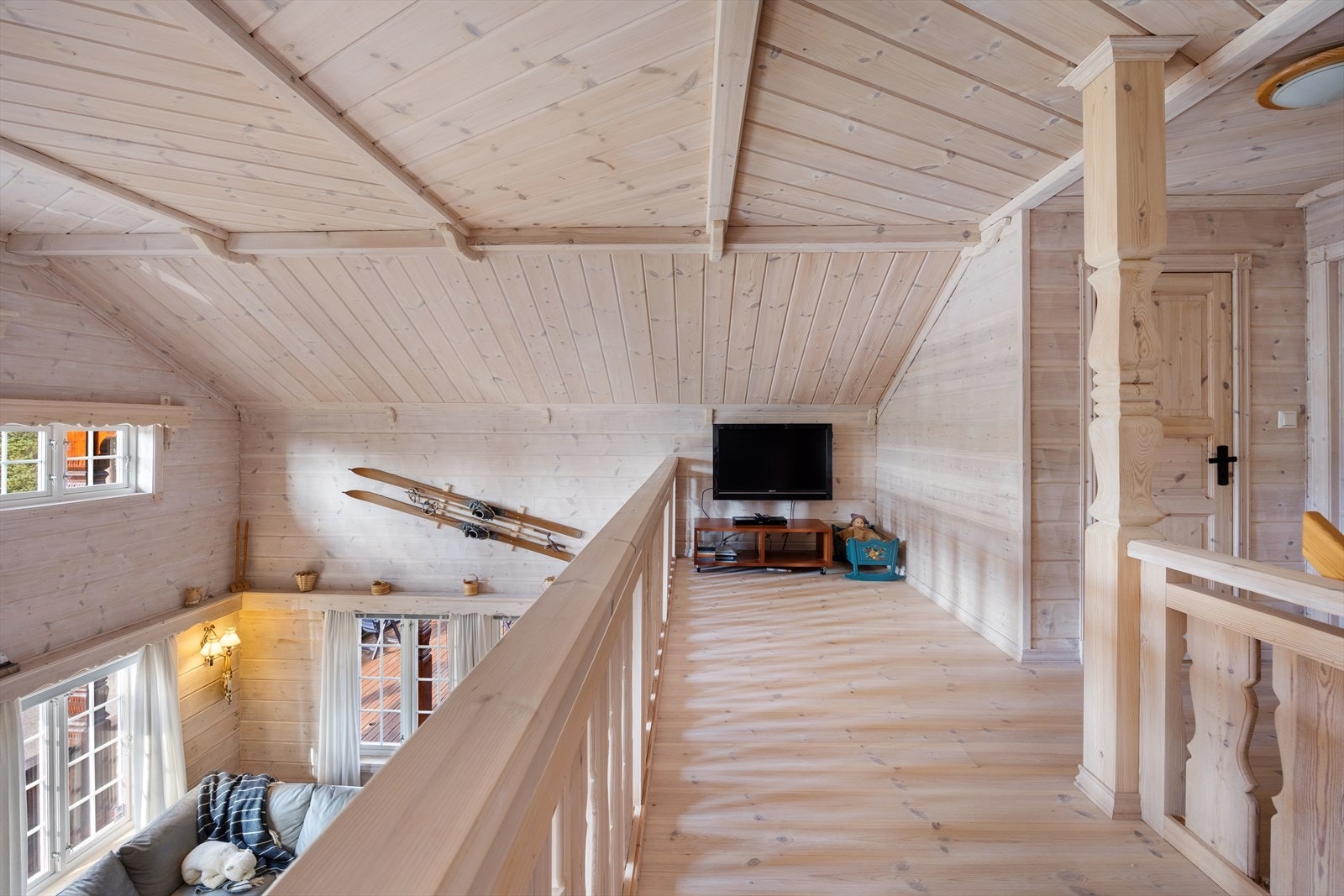 Her er det laget plass til en liten lofstue - perfekt for barn og ungdom. Galleribilde