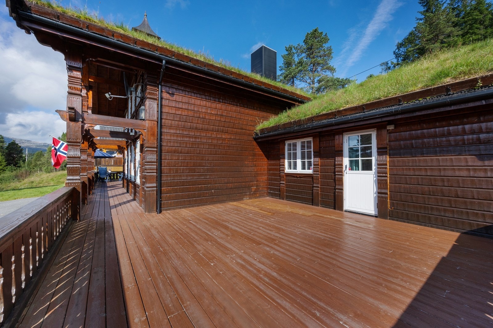 Her har man rikelige med plass til utemøbler. Her kan man flytte seg rundt etter solen. Terrassen ligger sørvendt til. Galleribilde