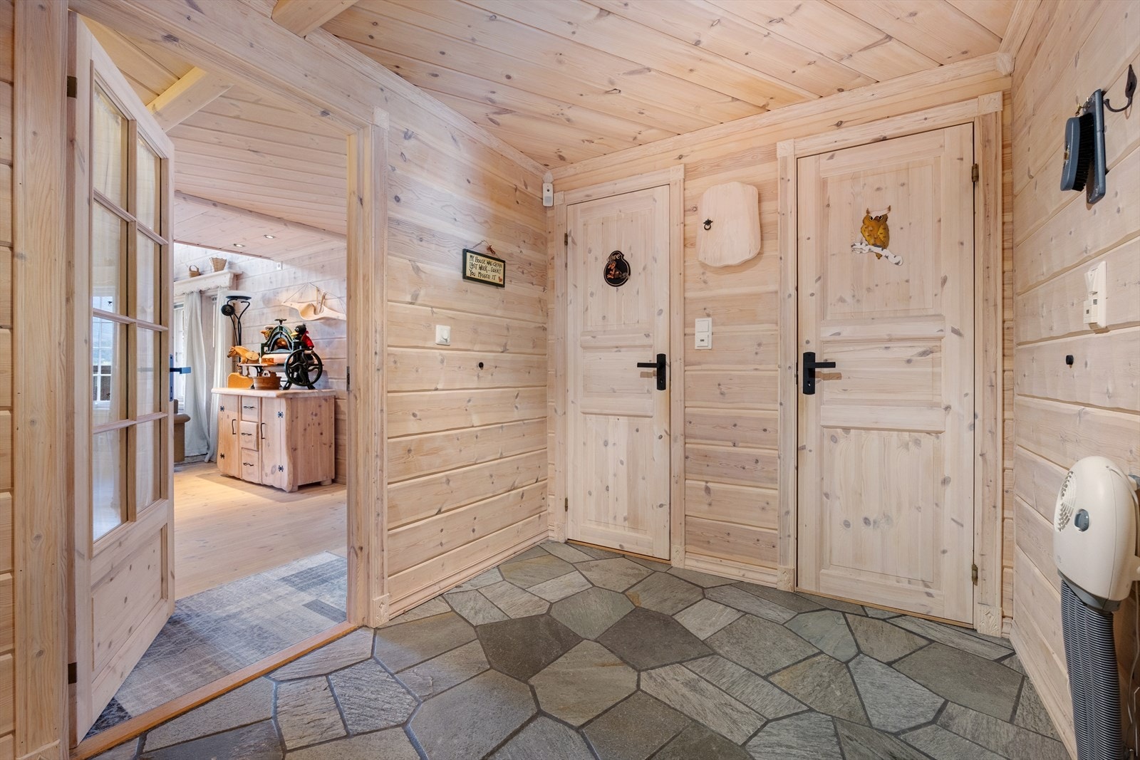 I entréen er det varmekabler i gulvet. Her er det flotte detaljer med skiferstein på gulvet. Galleribilde