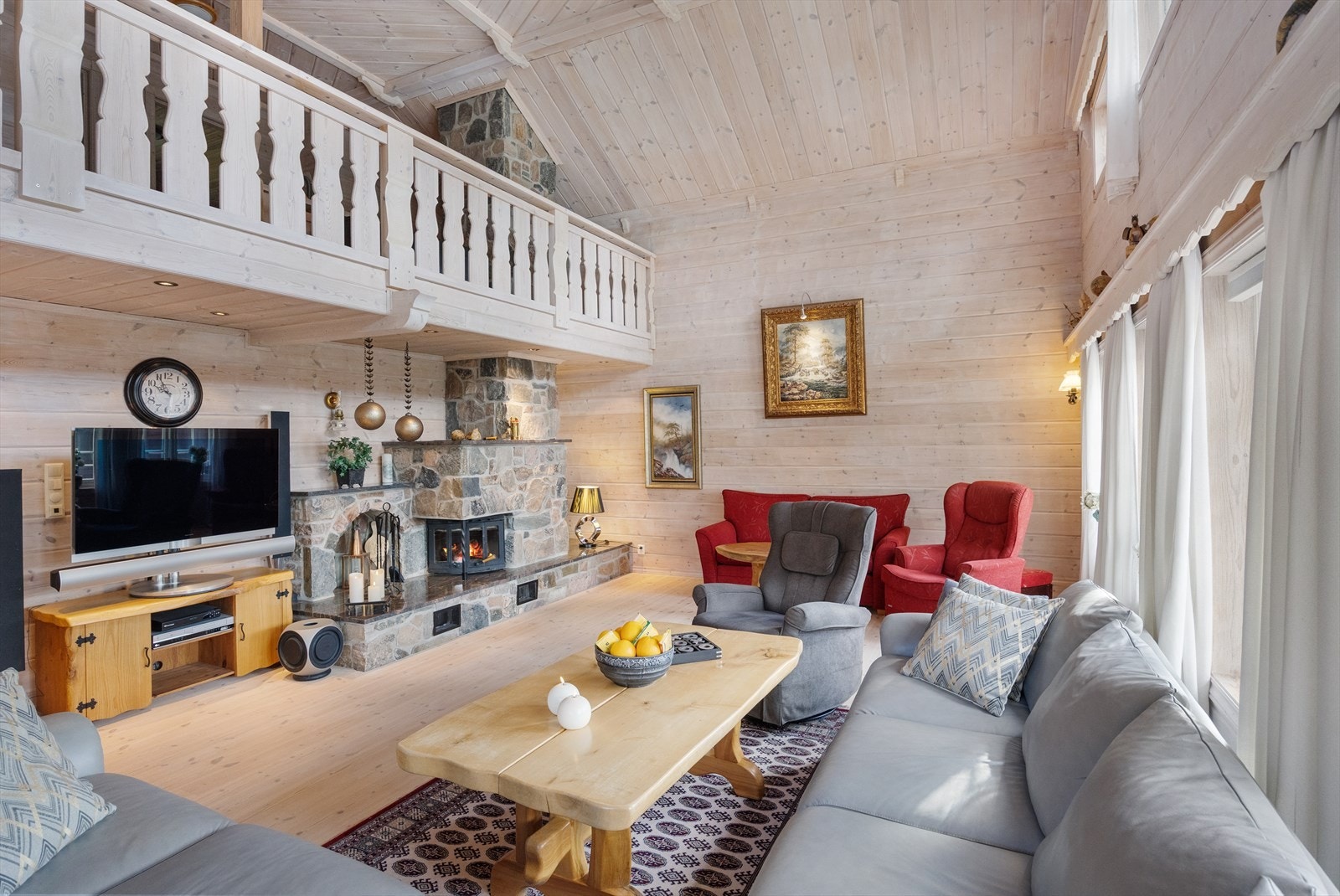 Stuen er av god størrelse og den gode takhøyden gir en god romfølelse. Stuen er målt til ca. 34,9 m². Galleribilde