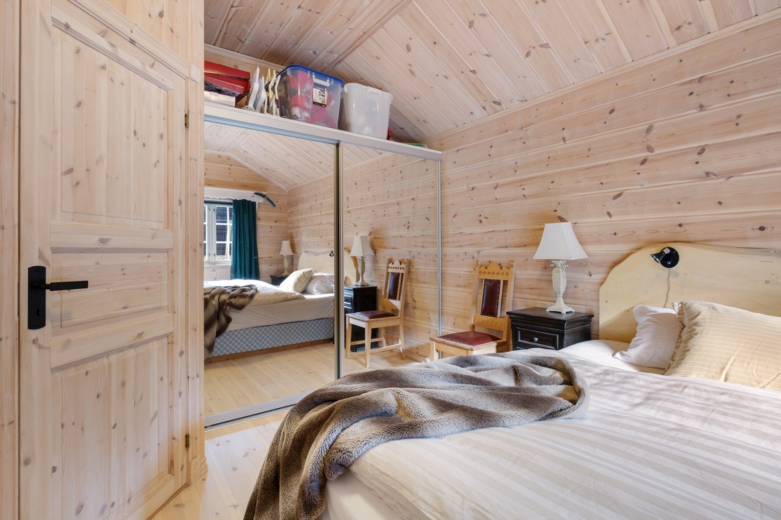 På dette soverommet er det også god plass til skyvedørsgarderobe for ekstra oppbevaring. Galleribilde