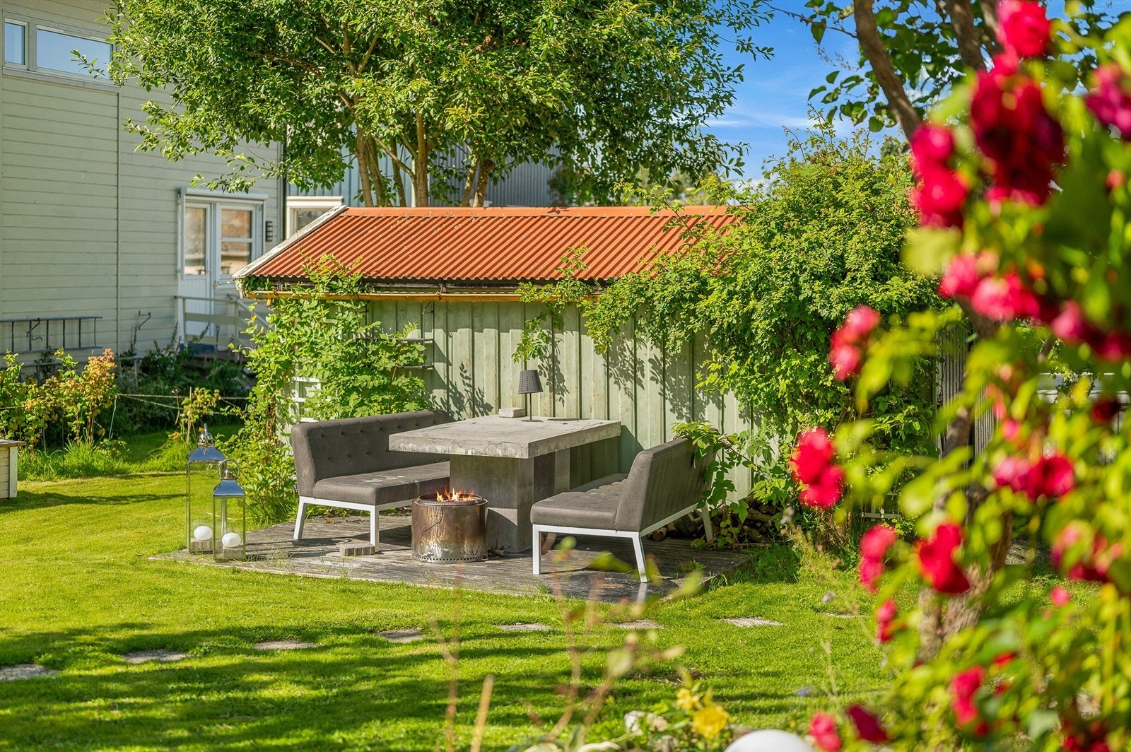 Her er det tilrettelagt for hyggelige måltider og sosiale sammenkomster i grønne og idylliske omgivelser. Galleribilde