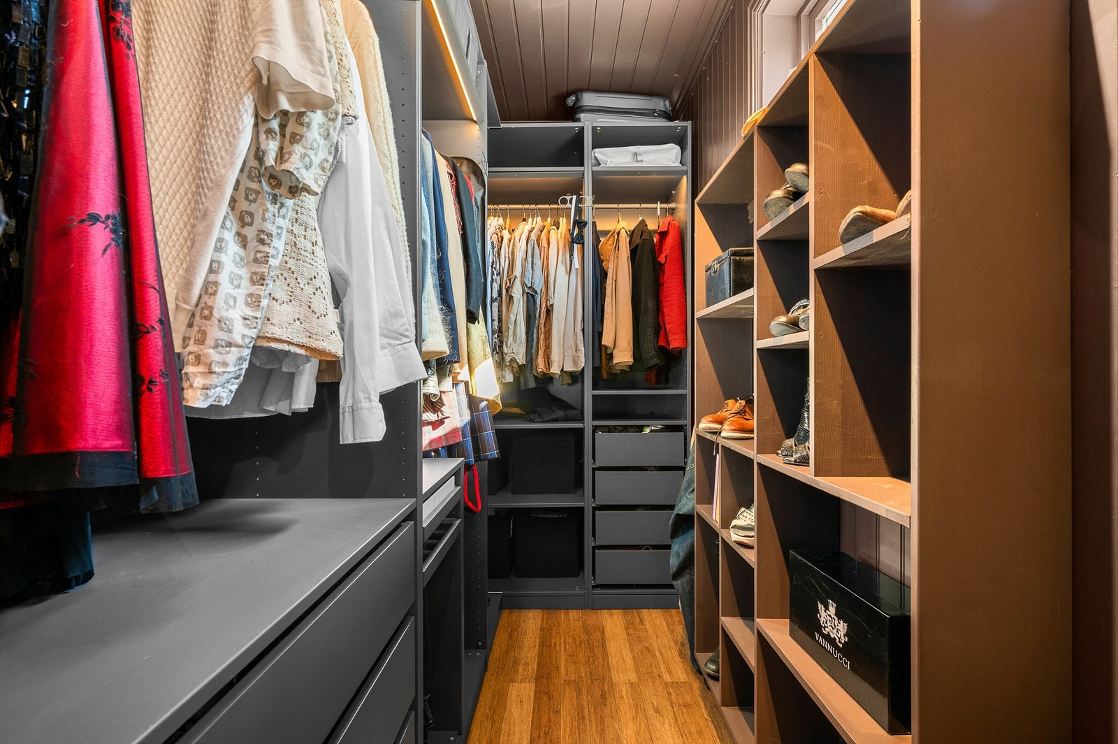 Praktisk walk-in-garderobe med svært gode oppbevaringsmuligheter for klær, sko og tilbehør. Galleribilde