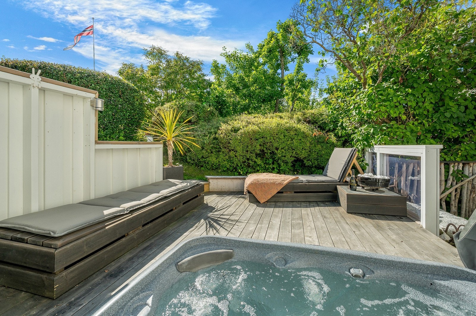 Usjenert terrasse med jacuzzi og gode muligheter for å nyte lange, solrike dager utendørs. Galleribilde