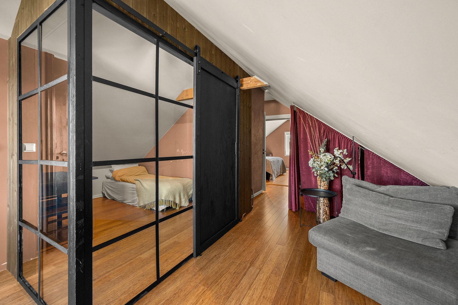 Loftsetasjen byr på en romslig og stemningsfull loftstue med god plass til sofagruppe. Galleribilde