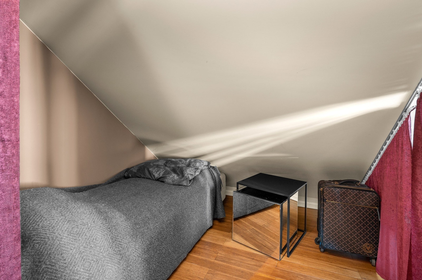Det foreligger ikke opprinnelige tegninger for loftsetasjen, og etasjen er i sin helhet ikke godkjent for varig opphold. Kjøper overtar alt ansvar, eventuell kostnad og risiko forbundet med dette. Galleribilde