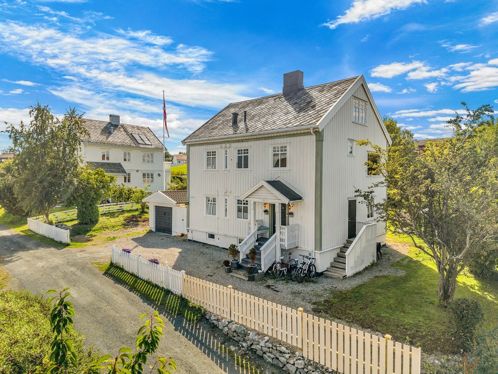 Boligen ligger fint til i et etablert og attraktivt boligområde med korte avstander til hverdagens fasiliteter. Galleribilde