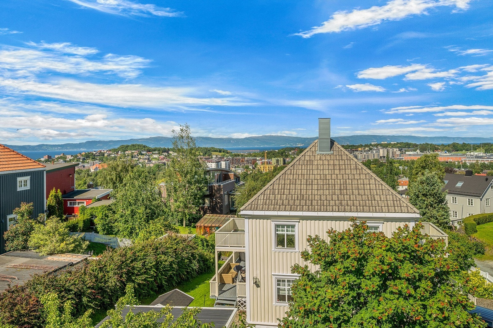 Flott og vidstrakt utsikt over Trondheim, fjorden og landskapet på andre siden - en kvalitet som virkelig må oppleves. Galleribilde
