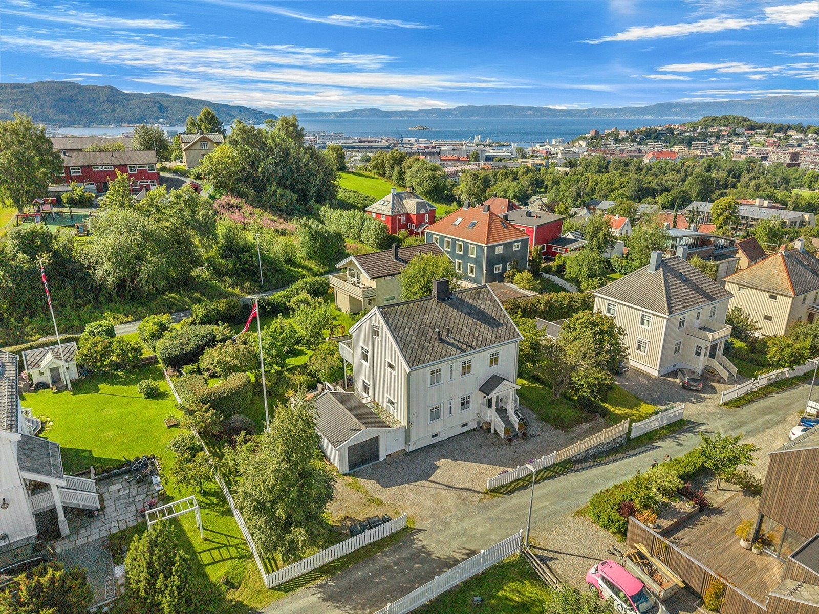 Her bor du med grønne omgivelser rundt boligen, samtidig som Sirkus Shopping, City Lade og øvrige servicetilbud er lett tilgjengelig. Galleribilde