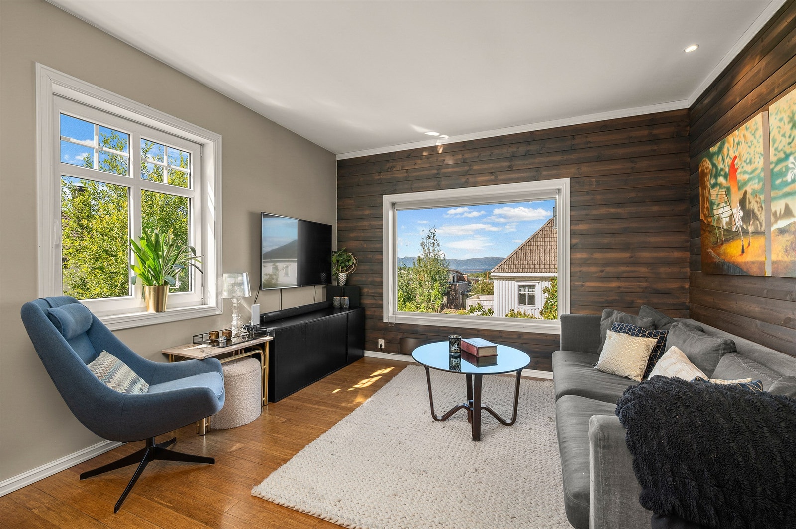 Stuen har en lun og særpreget stil med flott trepanel, store vindusflater og rikelig med naturlig lys. Galleribilde