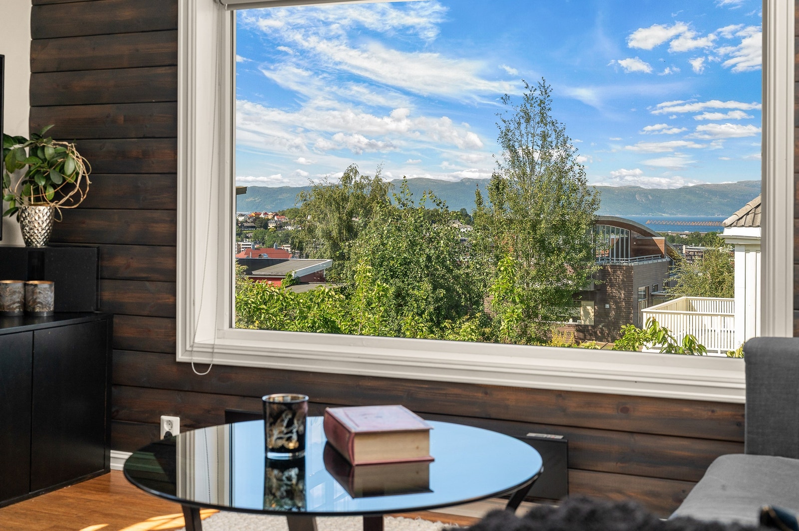 Det store vinduet rammer inn den flotte utsikten og gir oppholdsrommet en lys og luftig atmosfære. Man har fjordutsikt både fra 2. og 3. etasje. Galleribilde