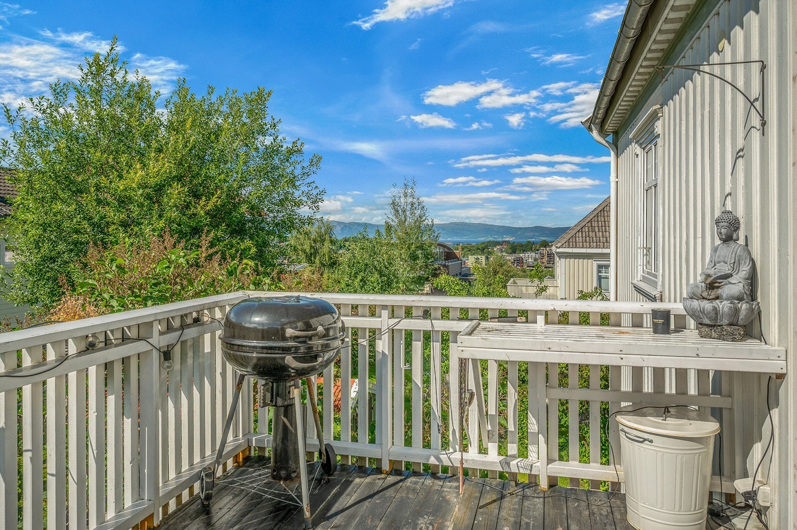 Verandaen byr på fine utsiktsforhold og gode muligheter for både grilling og avslapping. Galleribilde