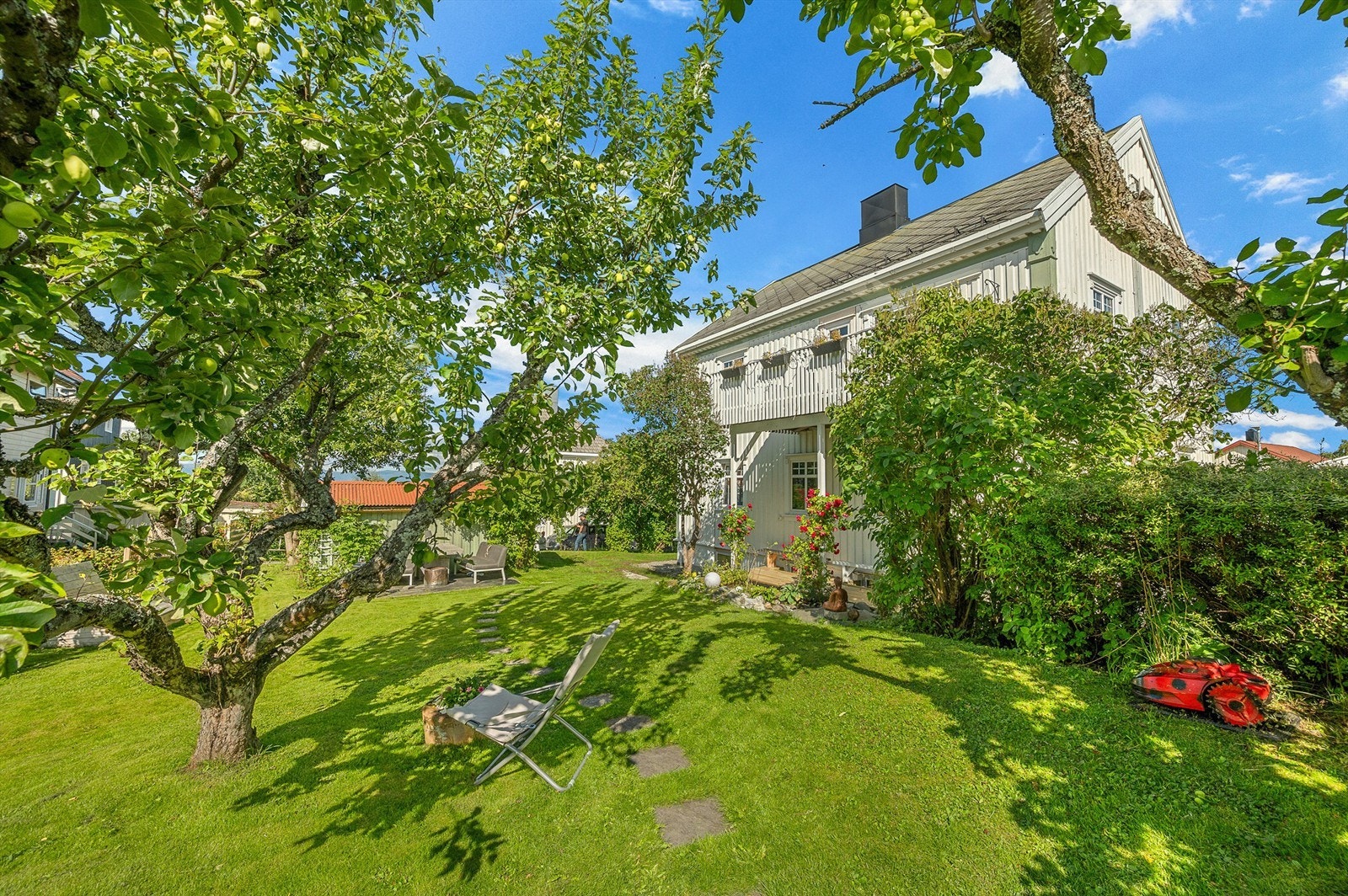 Den store hagen gir rikelig med plass til både lek, rekreasjon og hyggelige sommerdager. Galleribilde