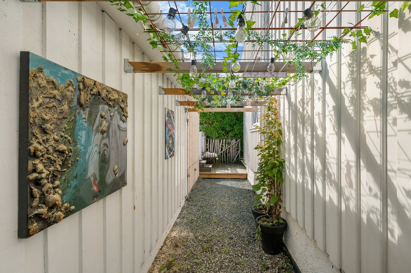 Praktisk og skjermet passasje langs boligen med adkomst videre til uteplass og hage. Galleribilde