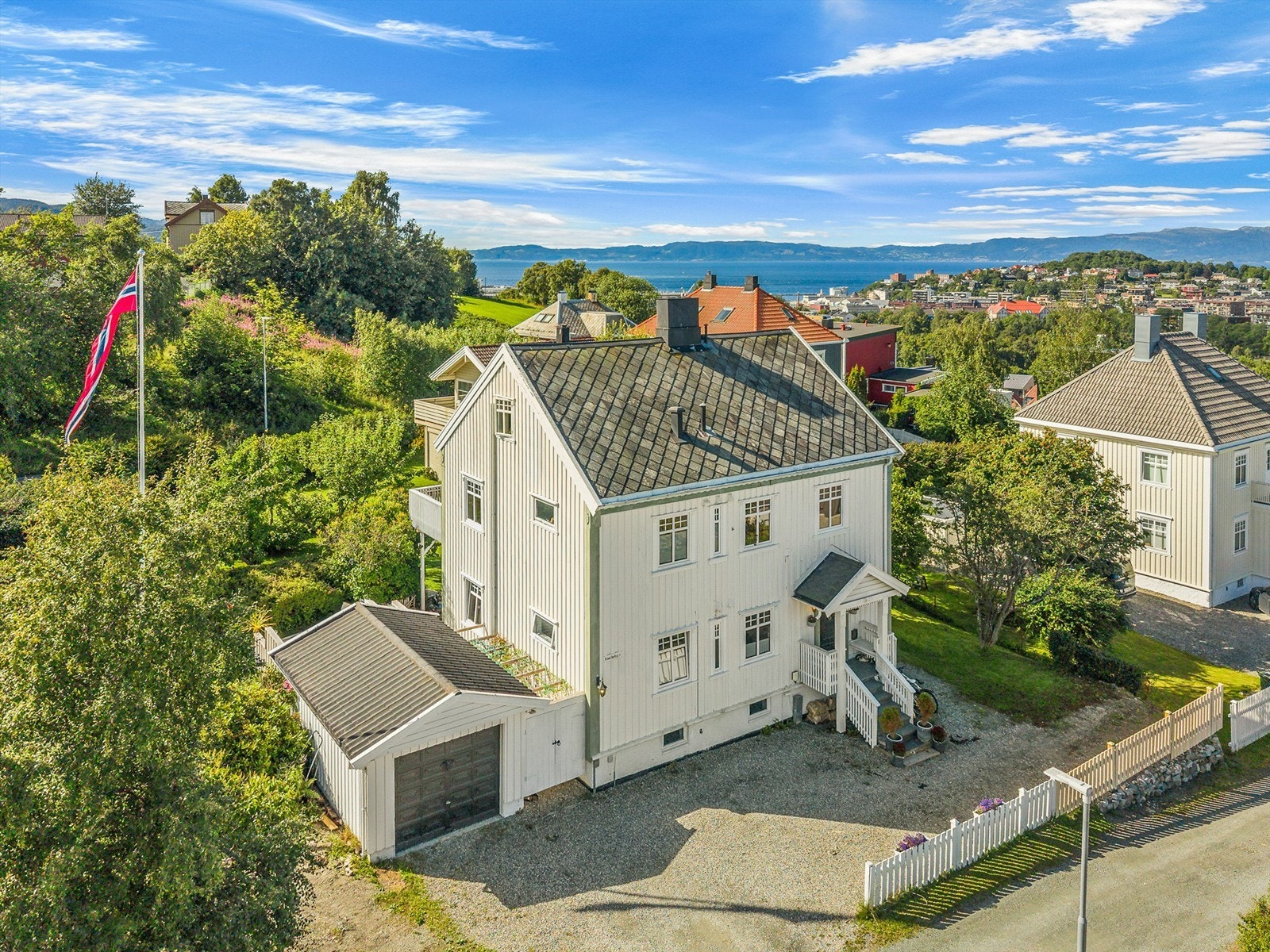 Velkommen til Brian Smiths gate 11! En innholdsrik enebolig med flott beliggenhet, stor og frodig hage samt nydelig utsikt mot fjorden. Galleribilde