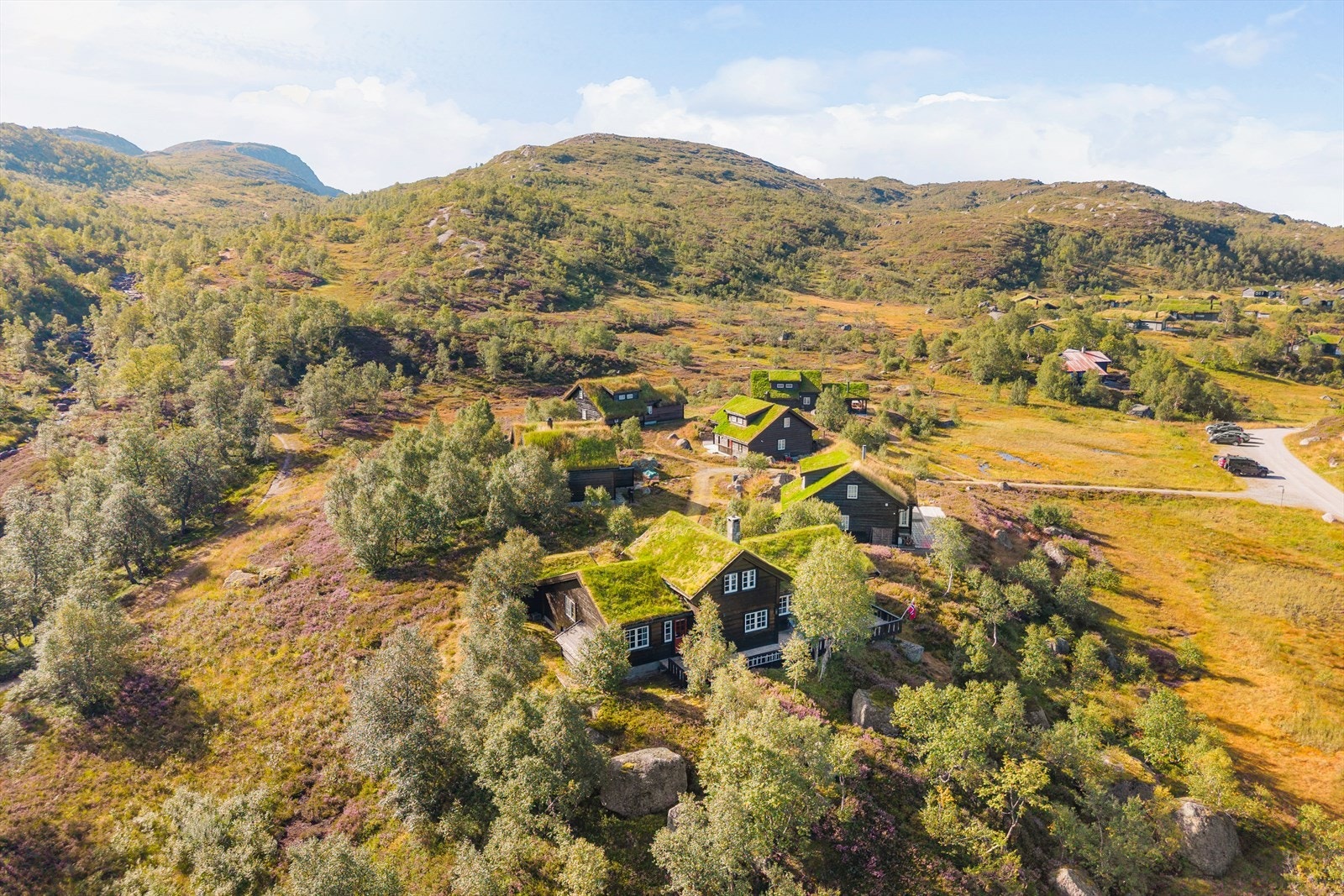 Hytten ligger på en høyde, med usjenerte uteområder og fri og fin utsikt fra flere av rommene | Meget bra solforhold, både sommer og vinter Galleribilde