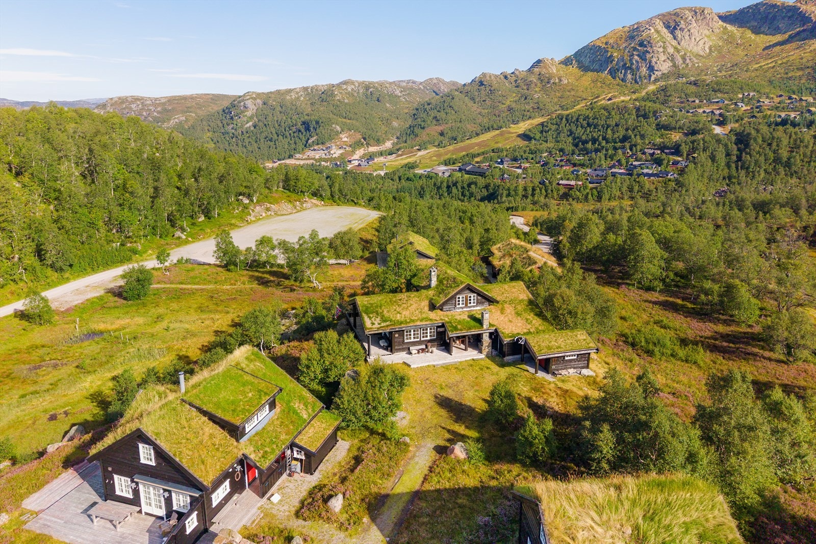 Velkommen til Smølåsen Hyttefelt | Meget innholdsrik familiehytte med herlige uteplasser og anneks | Ypperlig beliggenhet på en høyde, med utsikt mot Fidjeland skisenter og kort avstand til vinterparkering Galleribilde