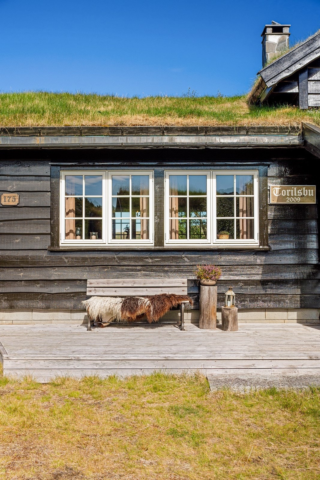 Ved hyttekjøp er det viktig at både solforhold, utsikt og tomteplassering klaffer | Her stemmer alt, samtidig som hytten er smart løst og bygget med kvalitetsmaterialer Galleribilde