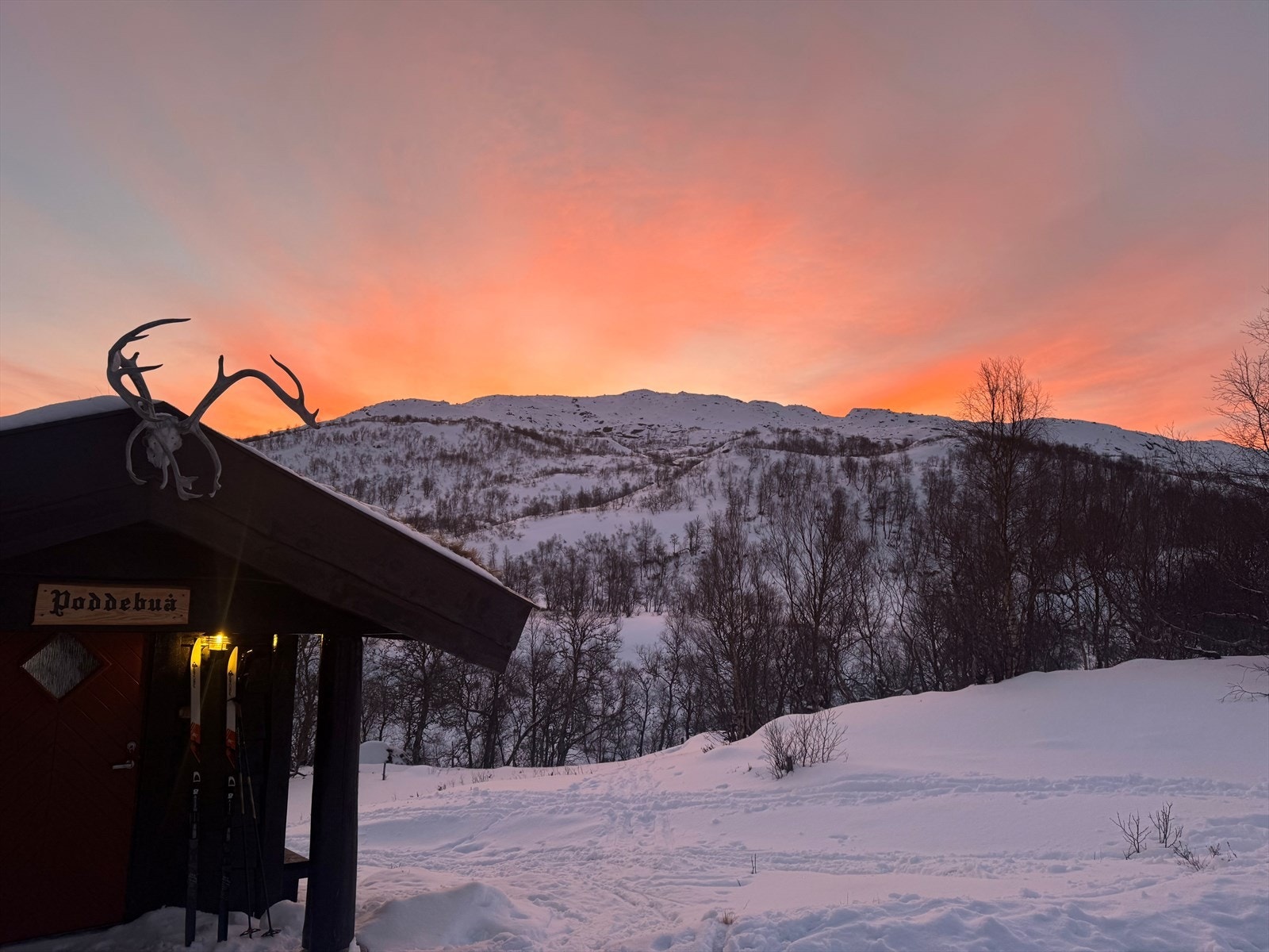 Grubbå i solnedgang | Randonee paradiset i Sirdal | Her spenner du på deg skiene i hytteveggen Galleribilde
