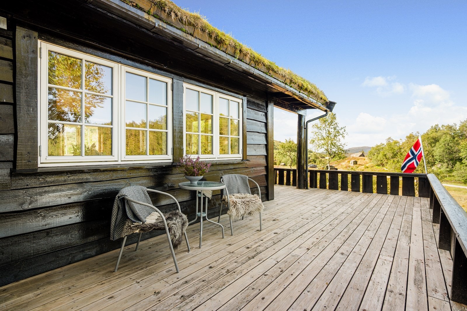 Store terrasseflater rundt hytten Galleribilde