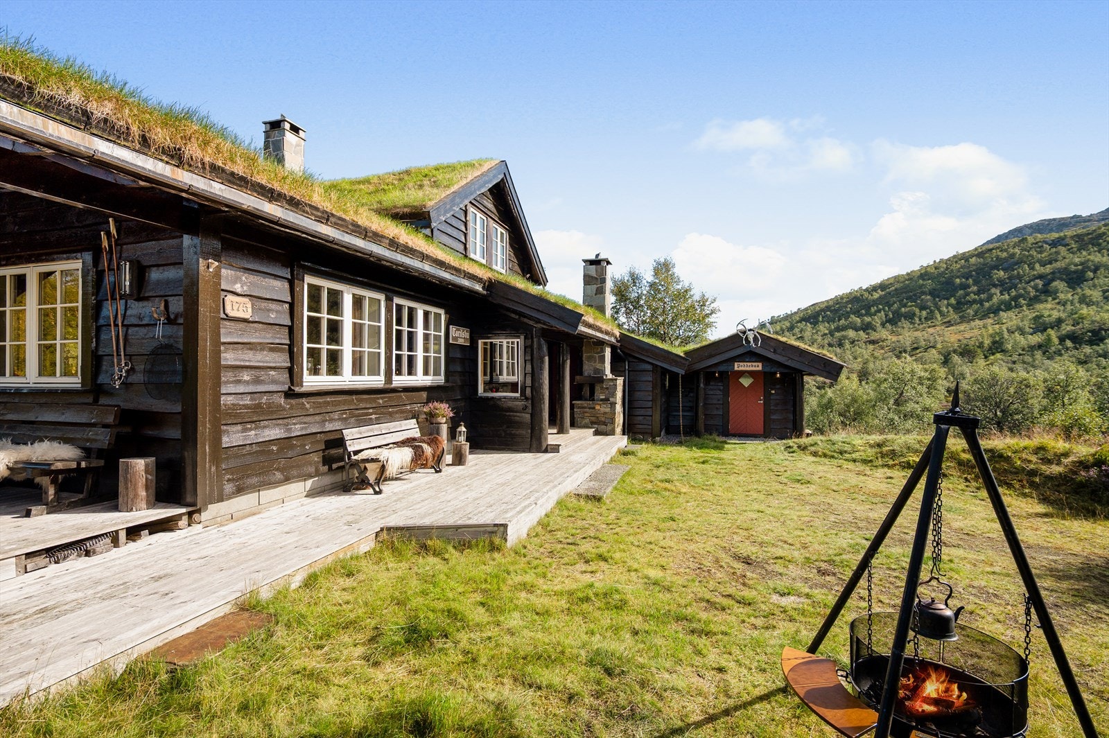 Overbygg er viktig i Sirdal, og her er det overbygd uteplass både ved inngangspartiet og ut fra stuen Galleribilde