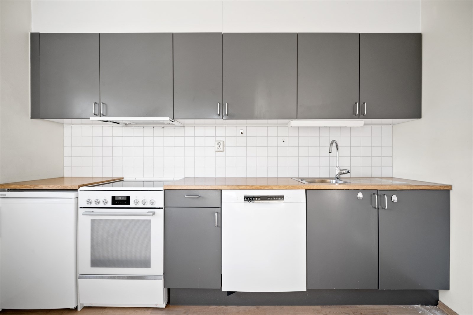 Kjøkkenet er utstyrt med hvitevarer og har opplegg for oppvaskmaskin, ventilator over kokesonen og vannstoppsystem. Galleribilde
