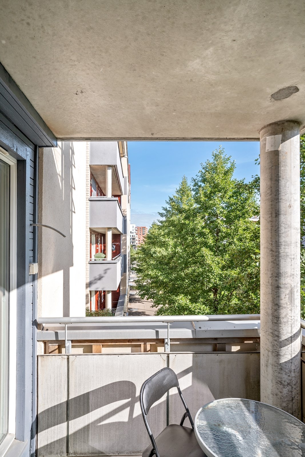 Balkongen har takoverbygg, noe som gjør at du kan sitte ute selv i dårlig vær. Galleribilde