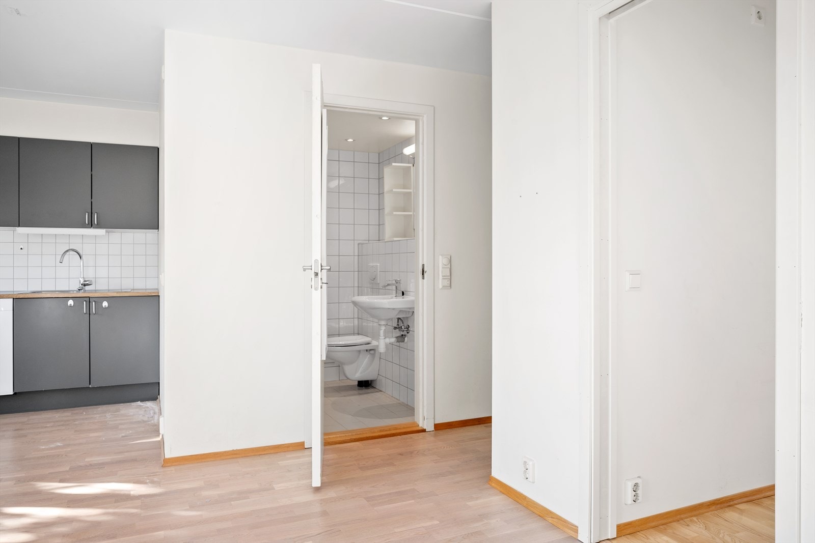 Leiligheten har et flislagt baderom med varmekabler i gulvet og downlightsbelysning i taket. Galleribilde