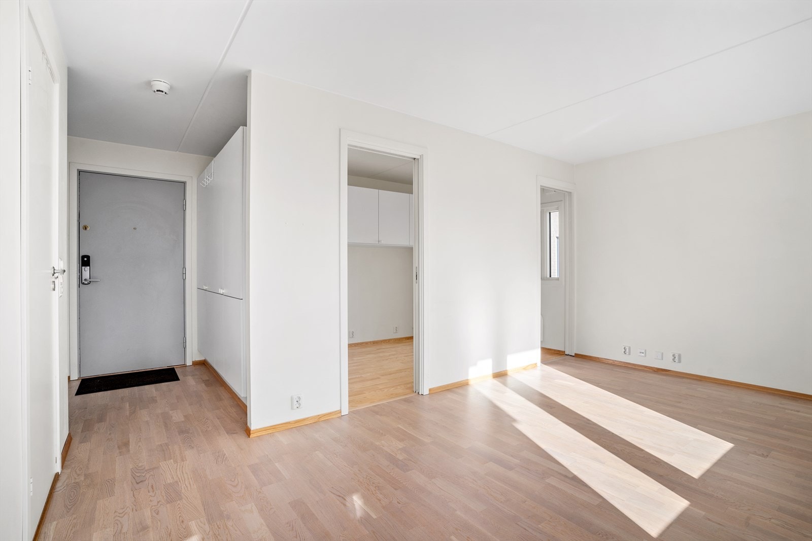 Allrommet har parkett på gulvet og lyse, nøytrale farger, noe som gjør det enkelt å sette sitt personlige preg. Galleribilde