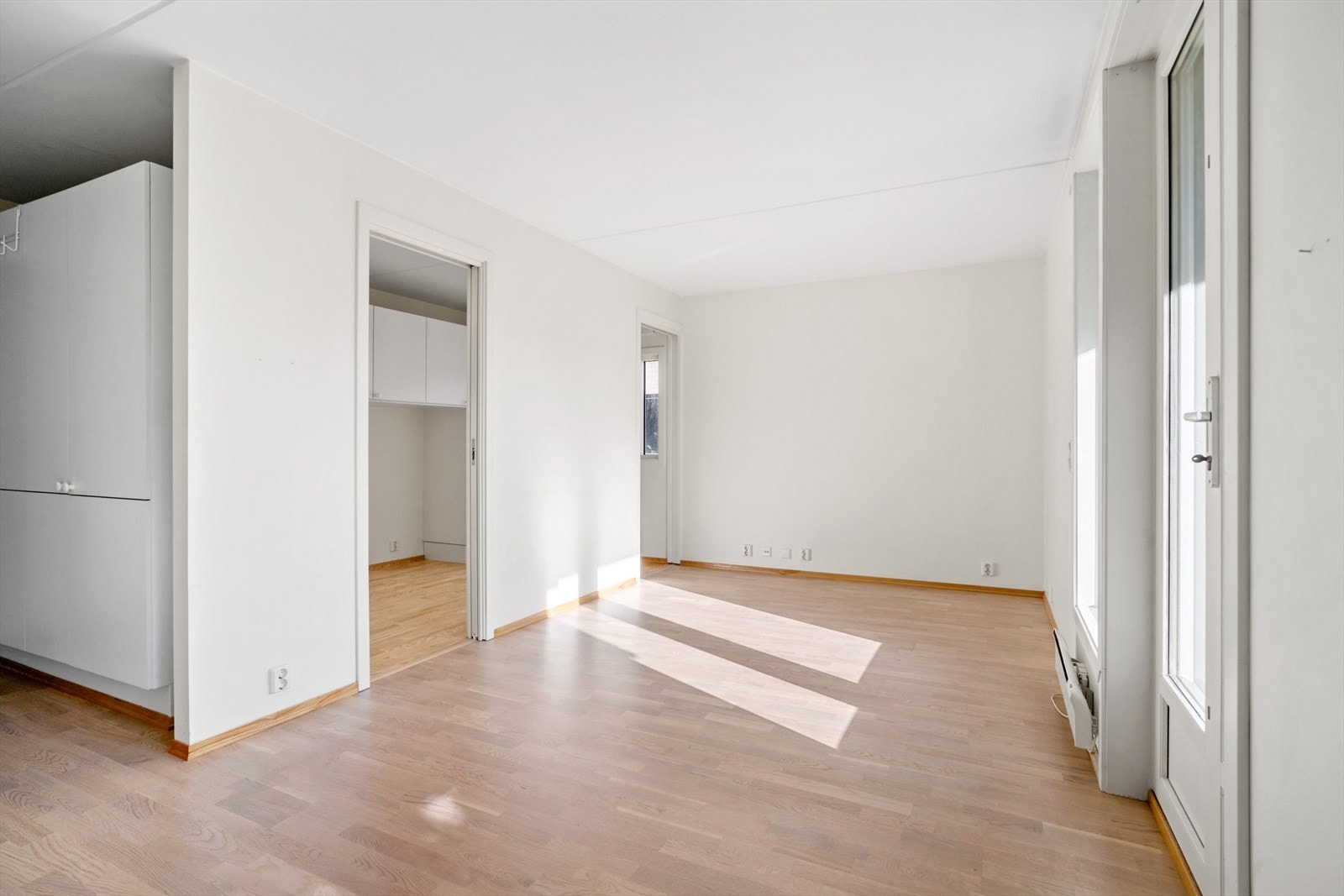 Fra entreen kommer man inn til en åpen stue/kjøkken-løsning med balkongen utenfor. Galleribilde
