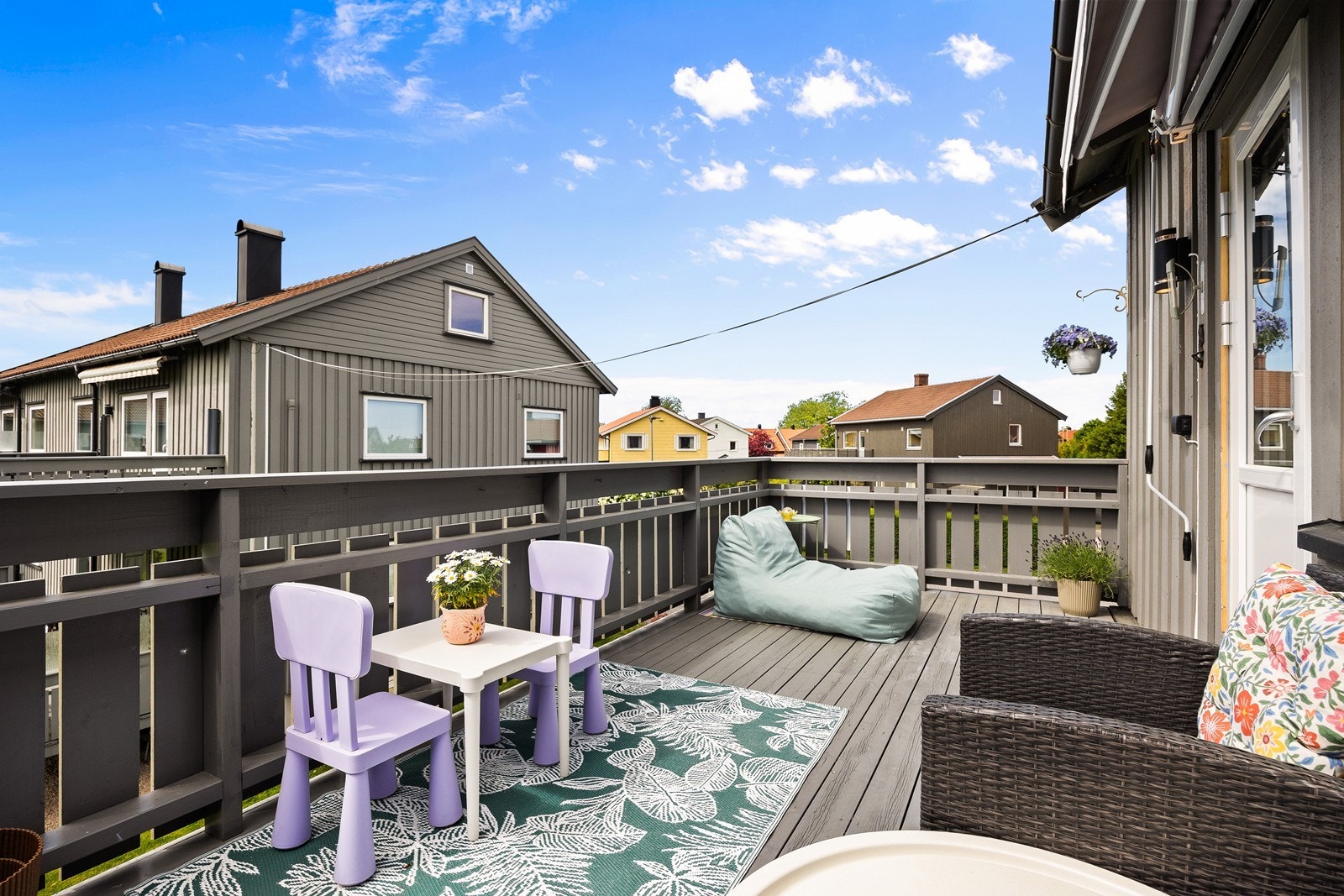 Den vestvendte verandaen har gode solforhold fra midt på dagen til kvelden. Galleribilde